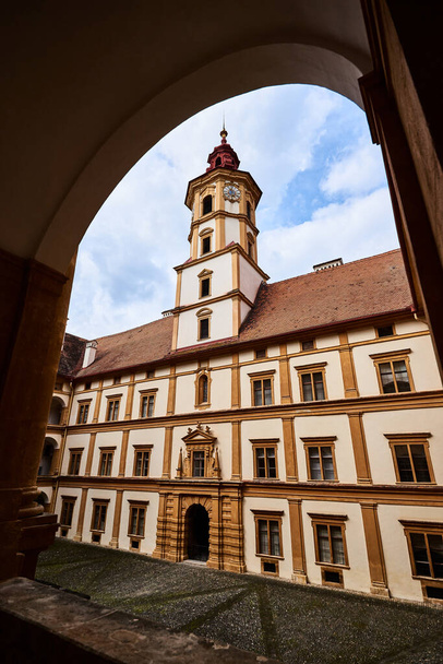 Вид на двор дворца Фегенберг, известное туристическое место в Штирии
. - Фото, изображение
