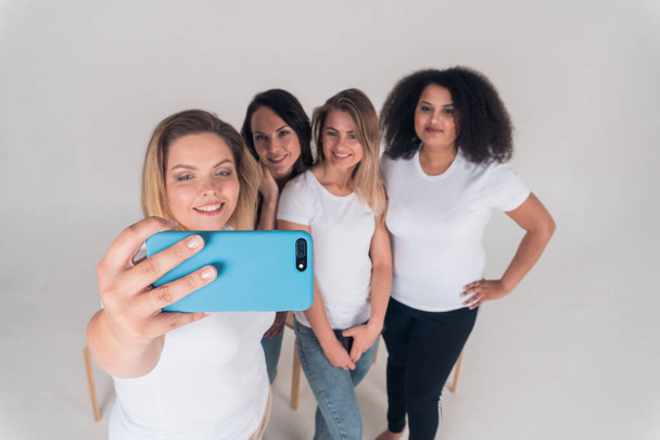 Grupa przyjaciół robi sobie selfie na smartfonie - Zdjęcie, obraz
