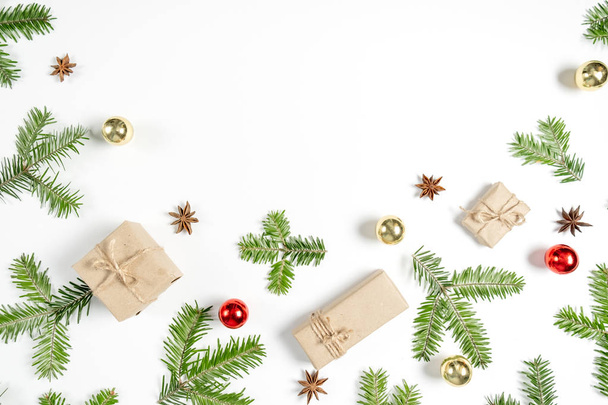 Χριστουγεννιάτικη ή χειμερινή σύνθεση. Χειροποίητες κούτες δώρου διακοσμημένες με χειροποίητο χαρτί από κλαδιά ελάτης, σε λευκό φόντο. Επίπεδο lay, πάνω όψη, αντιγραφή χώρου - Φωτογραφία, εικόνα