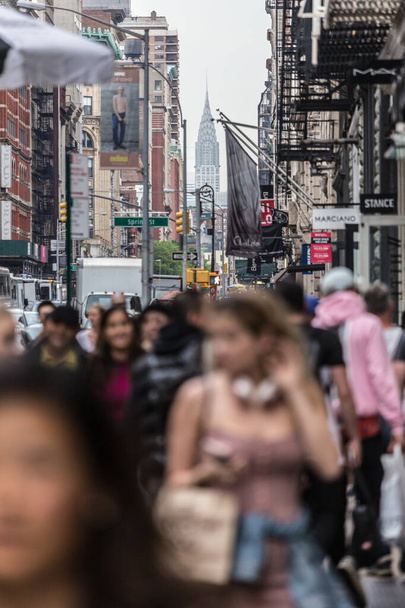 New York, NY, USA - 17 maggio 2018: folle di persone che camminano sul marciapiede di Broadway Avenue a Soho of Midtown Manhattan il 17 maggio 2018 a New York City, USA
. - Foto, immagini