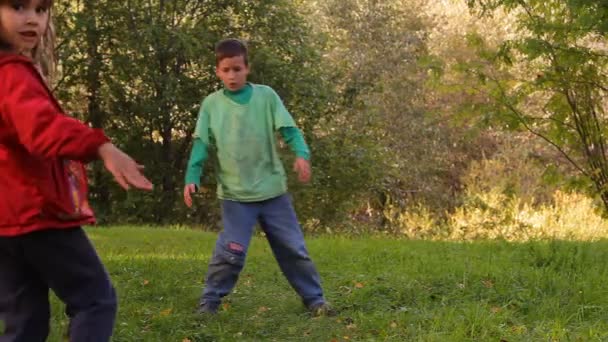 Boy dancing tumble two girls run to him - Imágenes, Vídeo
