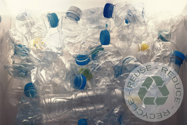 Pile de bouteilles en PET usagées pour recyclage 2
 - Photo, image