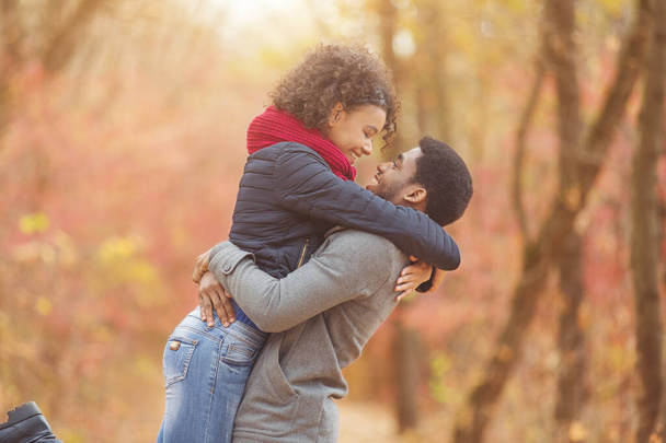 glückliches verliebtes Paar genießt Herbsttag im Park - Foto, Bild