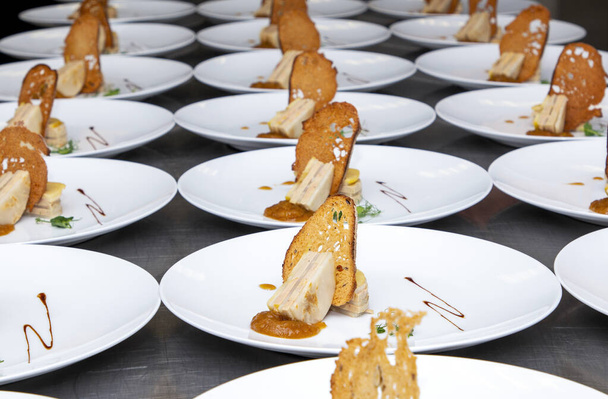 стильный свежий модный французский фуа-гра на тарелке с крекером
 - Фото, изображение
