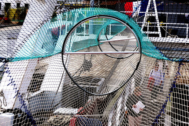 Syvänmeren kalastuksessa käytettävään troolariin katsominen kalaverkon suulla
 - Valokuva, kuva