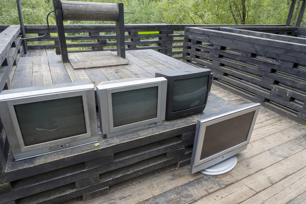 Veel oude tv 's op een houten tafel. - Foto, afbeelding