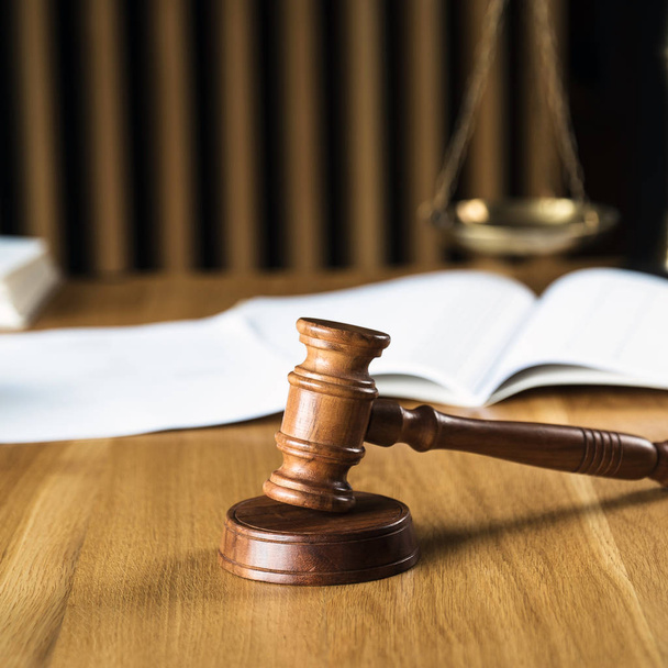 Νόμος και Δικαιοσύνη, δικαστής Gavel σε ξύλινο τραπέζι με θολή φόντο. - Φωτογραφία, εικόνα