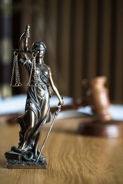 Hukuk ve Adalet, kör tanrıça Themis 'in heykeli ahşap masanın üzerinde bulanık arka planda.. - Fotoğraf, Görsel