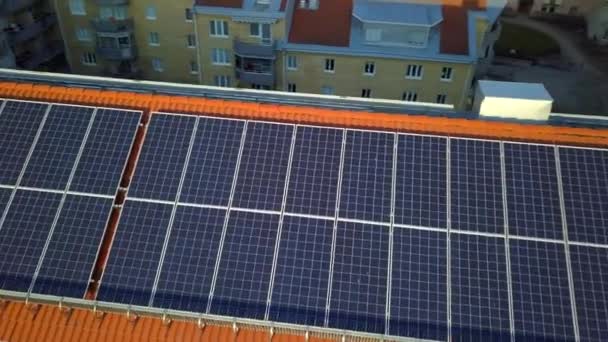 Painéis de energia solar no topo do telhado do edifício residencial para a produção de electricidade ecológica verde. - Filmagem, Vídeo