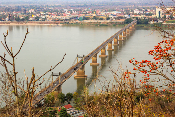 most přes mekong, který vede do Pakistánu. - Fotografie, Obrázek