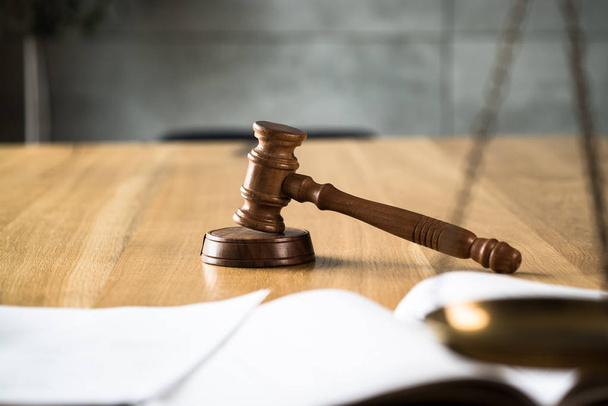 Lei e Justiça, juiz martelo sobre mesa de madeira com fundo embaçado
. - Foto, Imagem