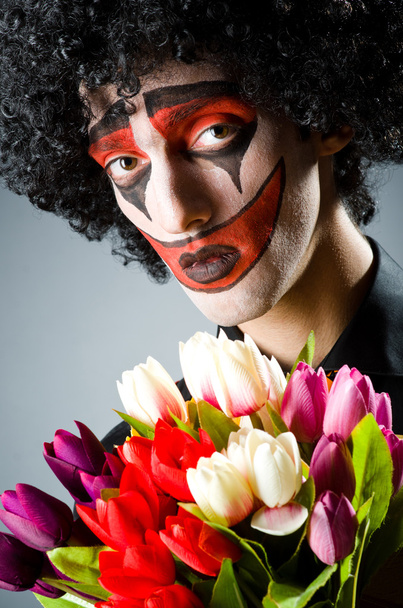 trauriger Clown mit den Blumen - Foto, Bild
