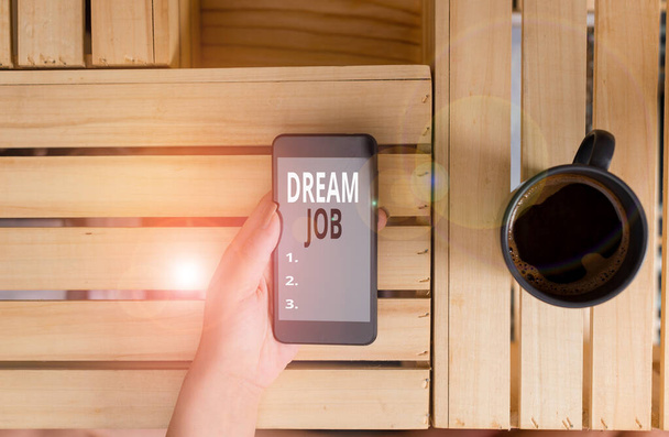 Käsiala teksti Dream Job. Käsitteen merkitys Teko, joka maksetaan palkkaa ja antaa sinulle hapiness nainen tietokone älypuhelin juoma muki toimisto tarvikkeet tekniset laitteet
. - Valokuva, kuva