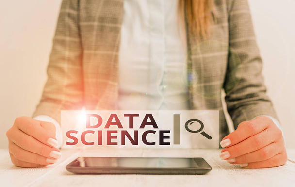 Käsiala tekstiä kirjallisesti Data Science. Käsite tarkoittaa monitieteinen kenttä, joka käyttää tieteellisiä menetelmiä Business nainen istuu matkapuhelin pöydällä
. - Valokuva, kuva