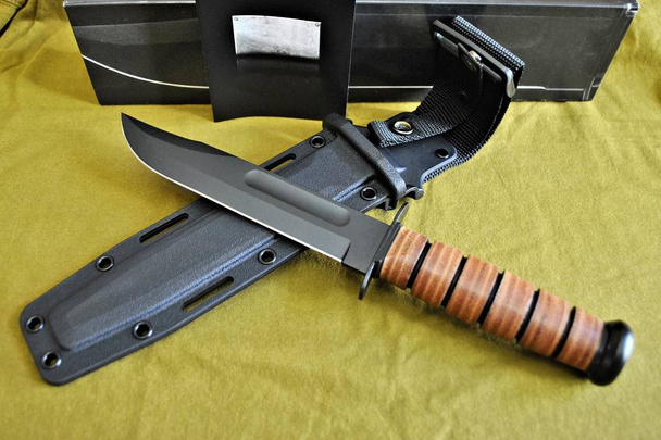 Couteau à lame fixe de survie avec feuille de matériau noir thermoplastique kydex rue de la défense
 - Photo, image