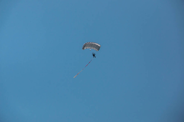 Německý parašutista ve vzduchu s německou vlajkou - Fotografie, Obrázek
