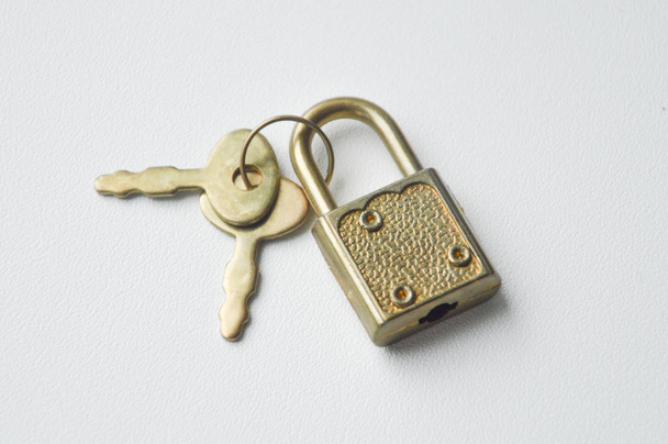 metal keys and a small padlock - Foto, imagen
