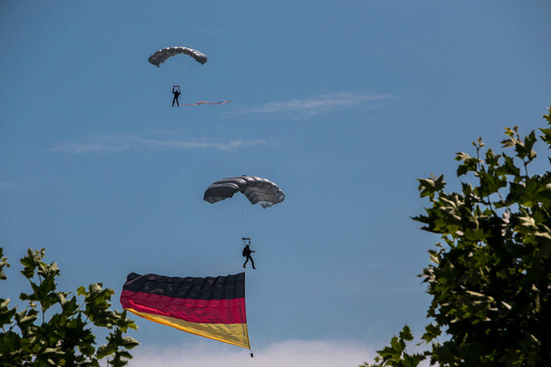 deutscher Fallschirmspringer in der Luft mit deutscher Flagge - Foto, Bild