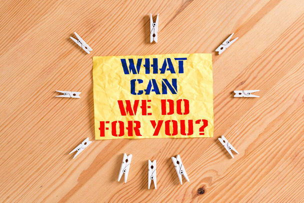 Írólevél, amely bemutatja, hogy mit tehetünk Önért Kérdés Kérdés. Üzleti fotó bemutató hogyan segíthetek Színes ruhacsap papírok üres emlékeztető fa padló háttér iroda. - Fotó, kép