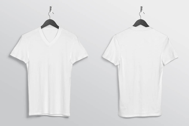 Camiseta de cuello en v blanco liso colgante en la pared. Vista frontal y trasera. Fondo aislado
.  - Foto, Imagen