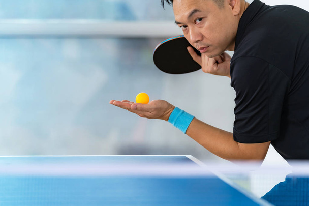 Mesa de ping pong, tenis de mesa masculino con raqueta y pelota
  - Foto, Imagen