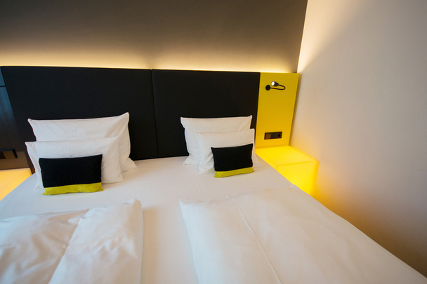Hotelový pokoj s manželskou postelí - Fotografie, Obrázek