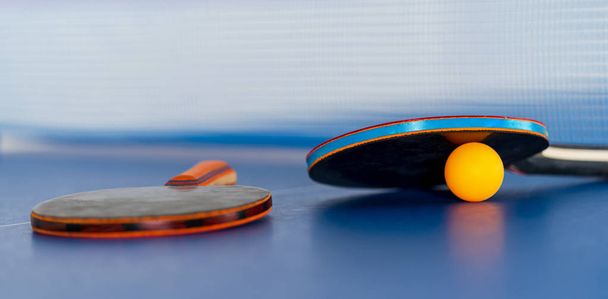 Настольный теннис ракетка и мяч, Крытый спорт
 - Фото, изображение