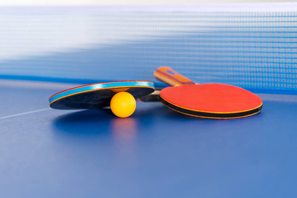 Racchetta da ping pong e palla, Attività sportive al coperto
 - Foto, immagini