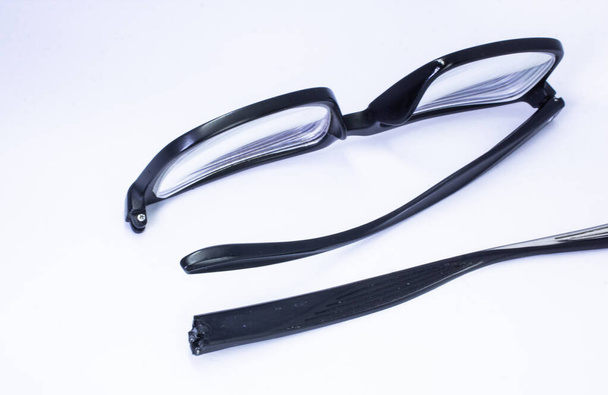 Kırık gözlük, gözlük ya da okuma camı çerçevesi. - Fotoğraf, Görsel