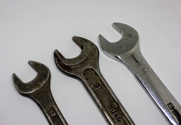 Três velhas chaves de trabalho num fundo branco. Mecânico de ferramentas de trabalho. Fechar
 - Foto, Imagem