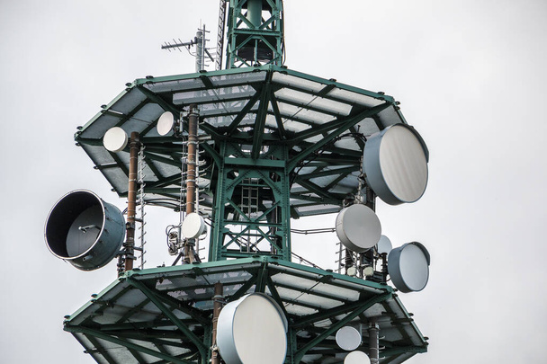 Vysoký stožár vysílače pro mobilní služby nebo tajné služby - Fotografie, Obrázek