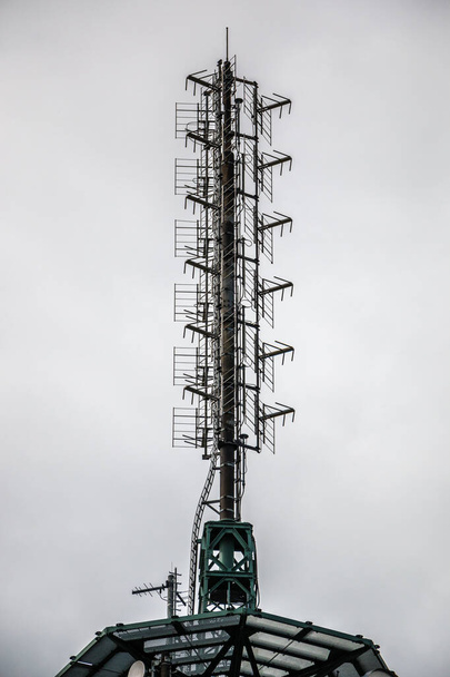 Высокая мачта передатчика для мобильных служб или секретных служб
 - Фото, изображение