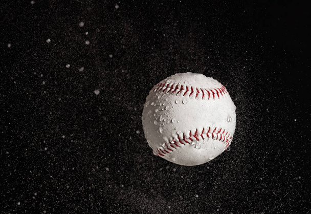 Pelota de béisbol volando bajo la lluvia
. - Foto, imagen
