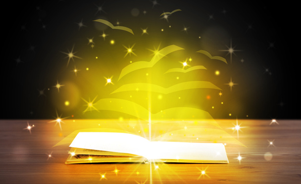 Altından parlak uçan kağıt sayfaları olan açık bir kitap - Fotoğraf, Görsel