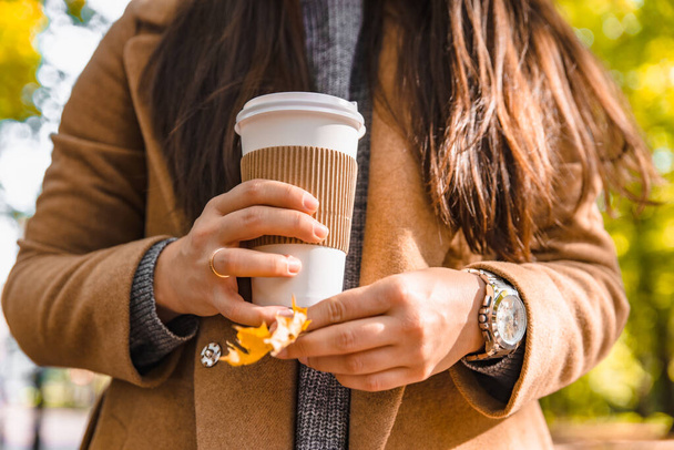 Nainen tilalla kahvikuppi juoda mennä syksyllä syksyllä kausi - Valokuva, kuva