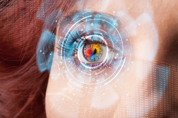 Futura mujer con concepto de panel ocular de tecnología cibernética
 - Foto, imagen