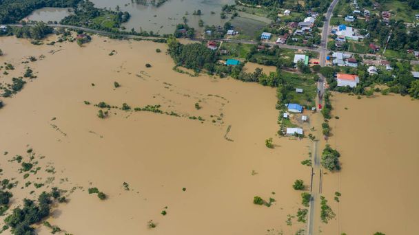 Vue aérienne du dessus des rizières inondées et du village, Vue fr
 - Photo, image