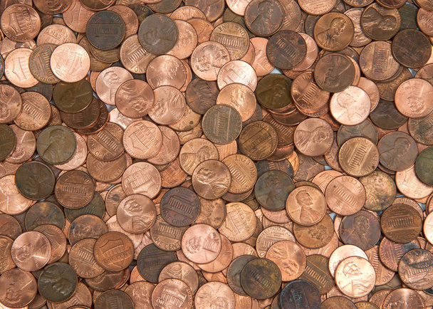 Ploché mince. Americká měna penny, mnoho starých nových špinavý čistý pohled shora. Penny je nejnižší nominální hodnota mince v americké měně. - Fotografie, Obrázek