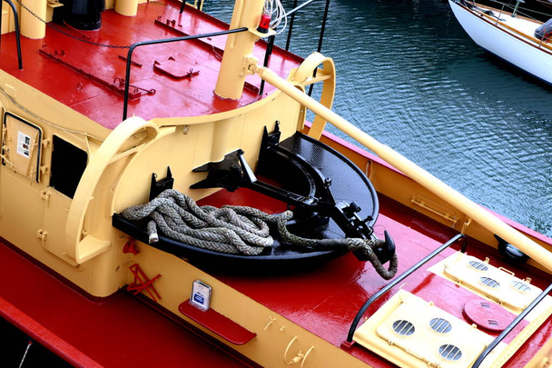 Tugboat trekhaak en touw gelegen aan het achterschip van het schip - Foto, afbeelding