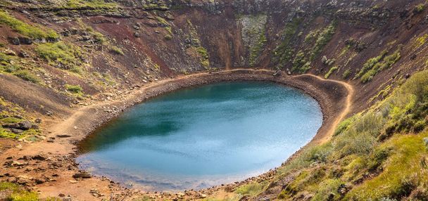 Vista panorámica del cráter Kerid en Islandia
 - Foto, Imagen