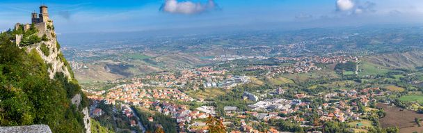 San Marinossa. Panoraama vanhan kiven tornit vuoren huipulla
. - Valokuva, kuva