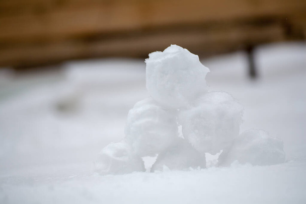Настоящие снежки с руками, сжимающимися от свежего снега зимой на улице
 - Фото, изображение