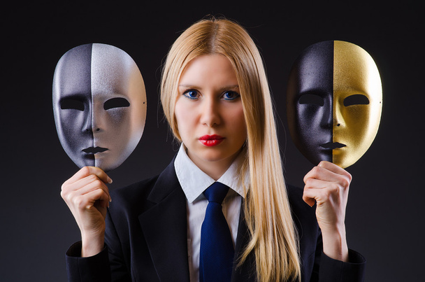 Femme avec deux masques en concept d'hypocrisie
 - Photo, image