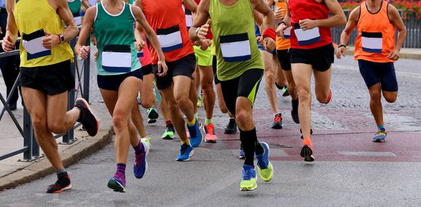 grupa sportowców biegających po drogach - Zdjęcie, obraz
