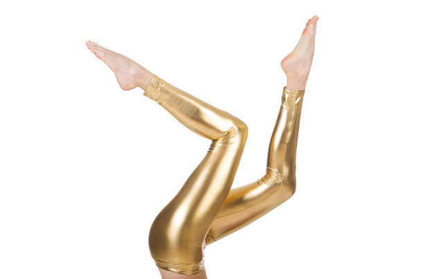 Jambes de femme avec bas dorés
 - Photo, image