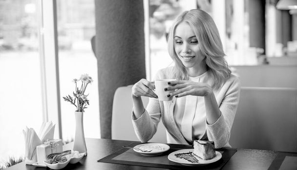 young woman in Cafe - Foto, imagen