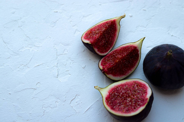 sliced fresh figs on a white background - Foto, imagen