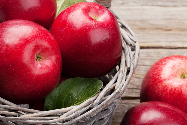 Kypsiä punaisia omenoita - Valokuva, kuva