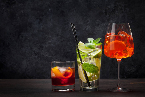 Trois verres à cocktail
 - Photo, image