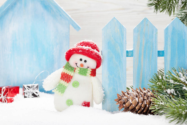 Boneco de neve e abeto de Natal
 - Foto, Imagem